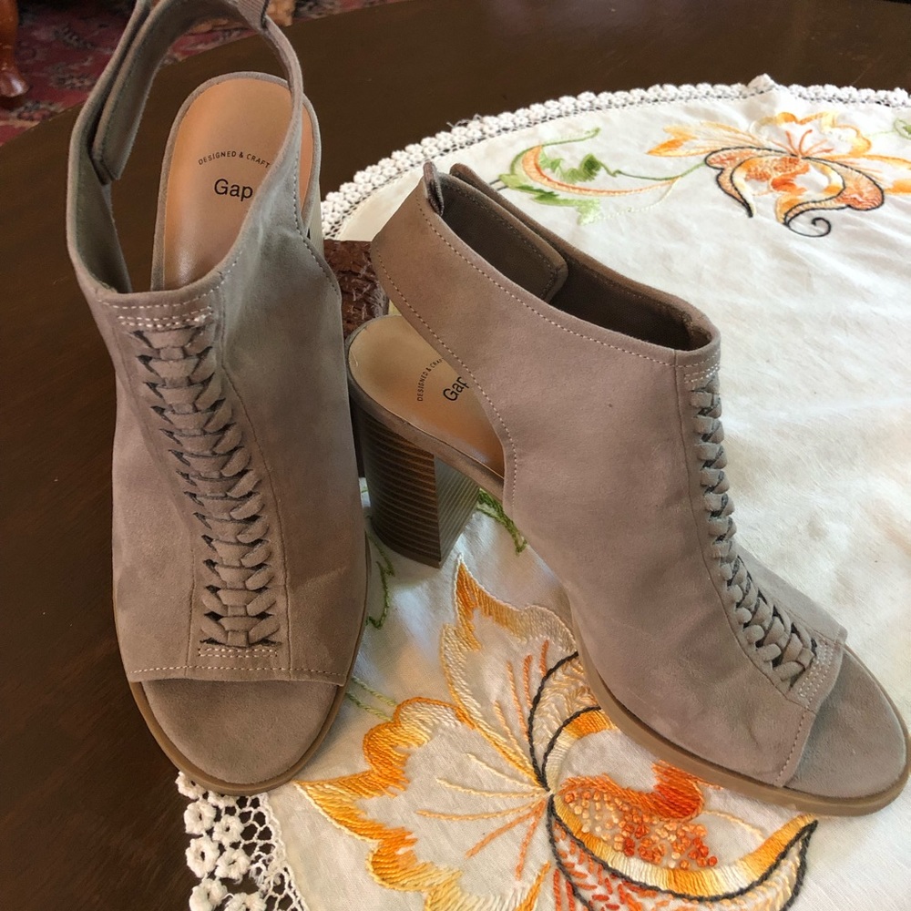 Gap Peep-Toe Braided Stacked Heel Sandal. Taupe Suede Snap-back Closure. Size 8